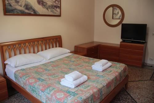 A bed or beds in a room at Dimora Re di Roma - Rome Apartment