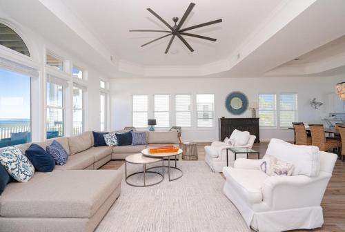 Zona de estar de Stunning Beach Front-Private Heated Pool & Beach