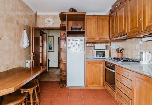Una cocina o zona de cocina en Quarto duplo com wc privada Apúlia