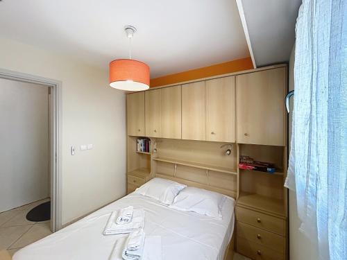 une petite chambre avec un lit et une armoire dans l'établissement L'Illette, à Antibes