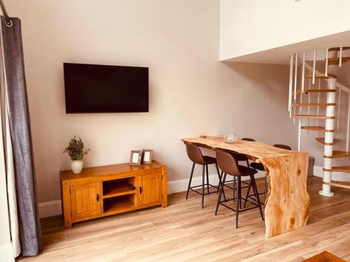 TV a/nebo společenská místnost v ubytování Teach Máire, Downings