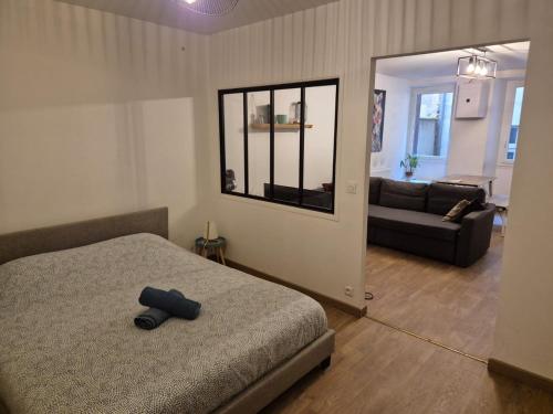 une chambre avec un lit et un salon dans l'établissement T2 moderne hypercentre 40m2, au pied de la cathédrale, à Auch