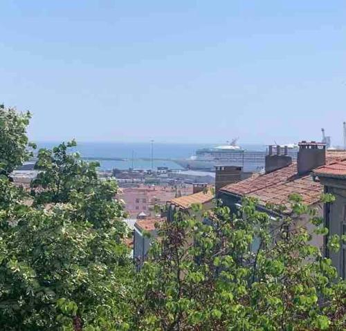 Vue sur une ville avec des arbres au premier plan dans l'établissement LE NEPTUNE Jolie Déco, Balcon, Vue Mer, Centre Historique, à Sète
