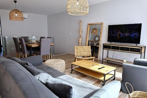 un salon avec un canapé et une table dans l'établissement T4 Neuf et Moderne au cœur de Bonifacio, à Bonifacio