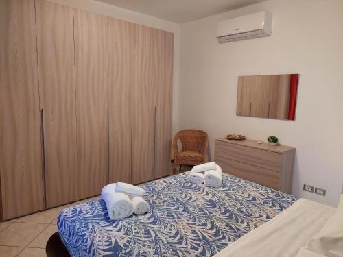 sypialnia z łóżkiem z ręcznikami w obiekcie La Conchiglia w mieście Porto SantʼElpidio
