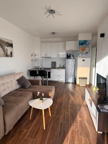 Apartmani Beba في بار: غرفة معيشة بها أريكة وطاولة