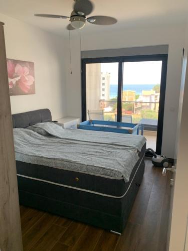 un letto in una stanza con una grande finestra di Apartmani Beba a Bar