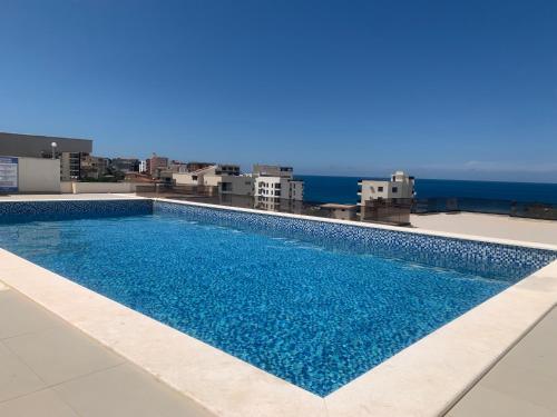 una piscina sul tetto di un edificio di Apartmani Beba a Bar