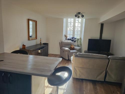 un salon avec un canapé et une table dans l'établissement appartement centre ville, à Limoges