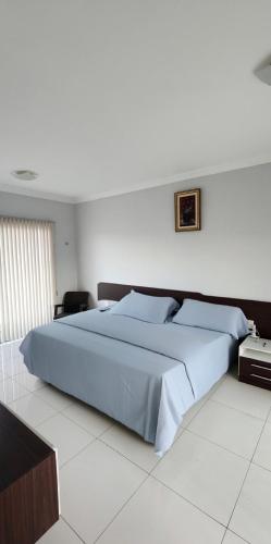 a large white bed in a white bedroom at Casa de alto padrão para COP30 in Belém