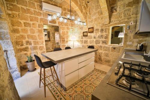 Kuchyň nebo kuchyňský kout v ubytování Bell & Beam - A Timeless Gozitan Stay in Victoria