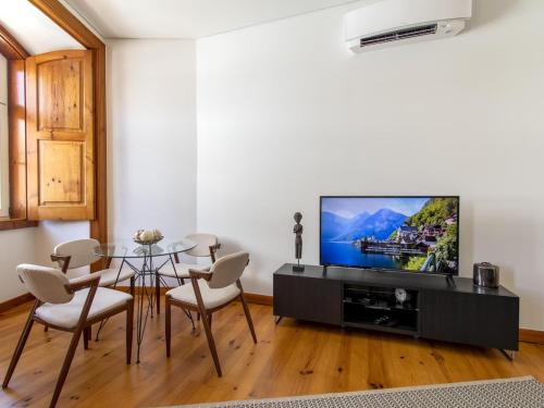 Chiado Stylish Bright Apt with AC