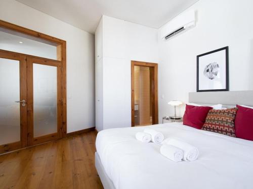 Chiado Stylish Bright Apt with AC