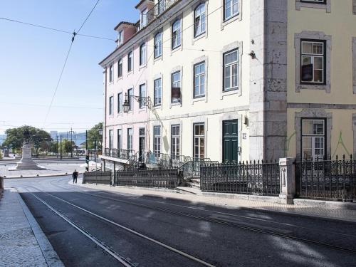 Chiado Stylish Bright Apt with AC