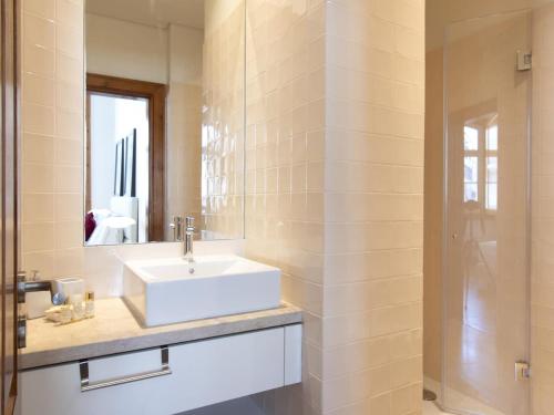 Chiado Stylish Bright Apt with AC