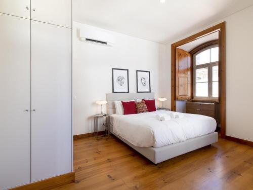 Chiado Stylish Bright Apt with AC