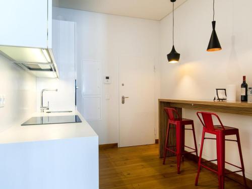 Chiado Stylish Bright Apt with AC