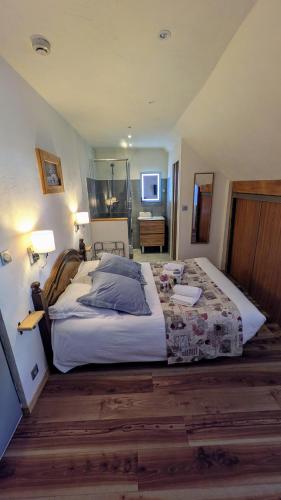 a bedroom with a large bed in a room at Le Bataclan in Auron
