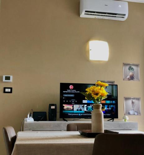 Monolocale con tutti i confortにあるテレビまたはエンターテインメントセンター