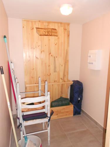 Cette chambre dispose d'un mur en bois et d'une chaise. dans l'établissement Location à la campagne, à Lestomble