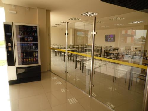 a restaurant with a cafeteria with tables and chairs at Sallimas Hotel in Sorocaba
