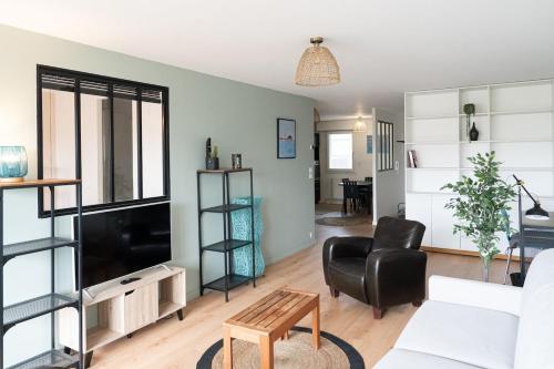 - un salon avec un canapé blanc et une chaise dans l'établissement Appartement 1 chambre, terrasse, proche Tram, à Bordeaux
