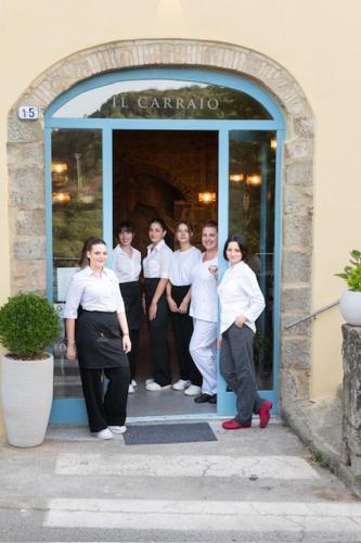 a group of women standing in a doorway at Morelliana4Rooms in Scansano