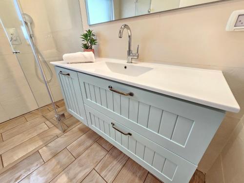 a bathroom with a sink and a shower at Casa Galilea חופשה גלילית עם בריכה פרטית וג'קוזי in Parod