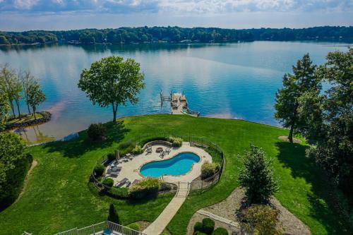 an island in the middle of a lake at Ringneck Retreat in Mooresville