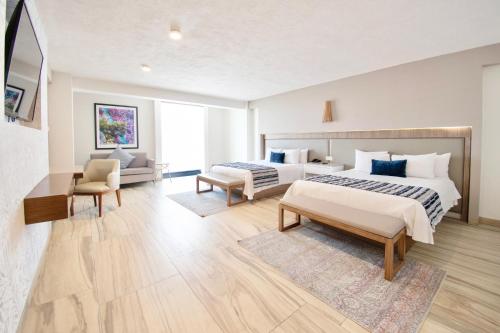 Una cama o camas en una habitación de Hotel Velvet Plaza