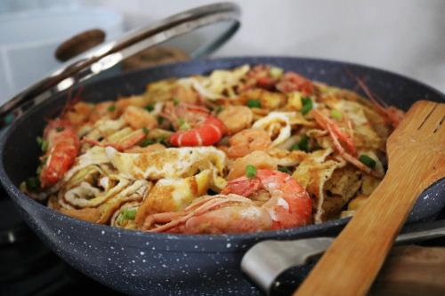 a pan of food with shrimp and other vegetables at Villa Océan Gravier Rodrigues in Mt Bois Noir