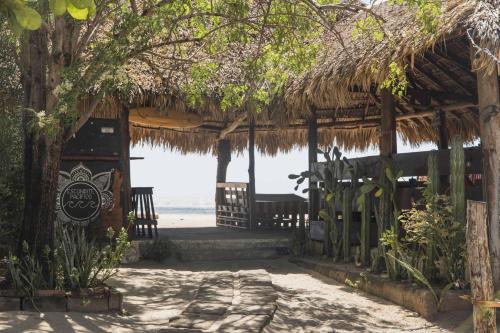 Taman di luar Escondite Pacifico