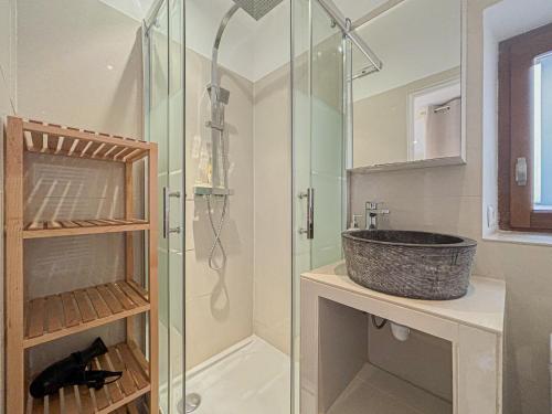 une salle de bain avec une douche en verre et un lavabo dans l'établissement Cozy 3 pièces, centre historique - Wifi, AC, 5pers, à Nice