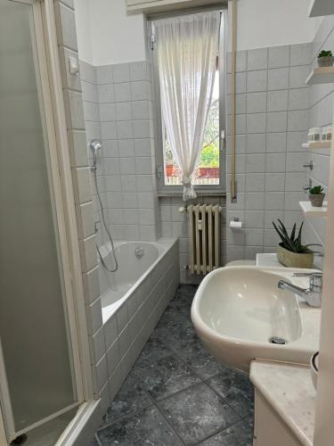 a bathroom with a tub and a sink and a shower at Appartamento zona Rho Fiera in Arese
