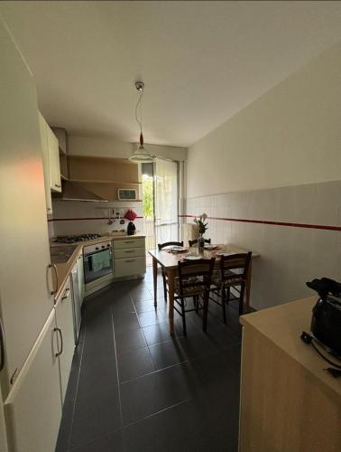 a kitchen and dining room with a table and chairs at Appartamento zona Rho Fiera in Arese