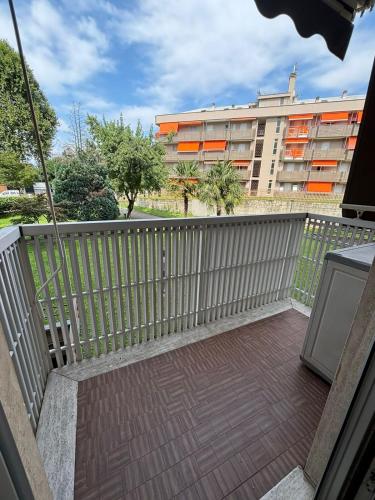 a balcony with a white fence and a building at Appartamento zona Rho Fiera in Arese