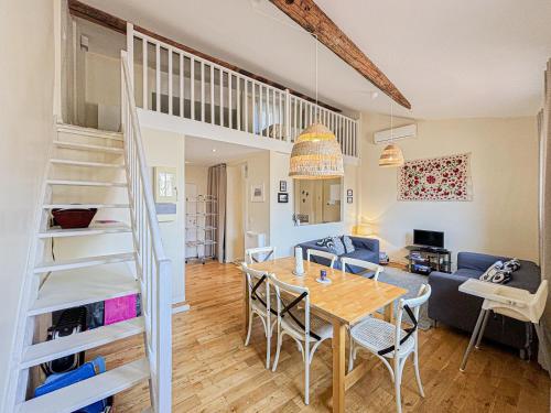 - un salon et une salle à manger avec une mezzanine dans l'établissement Cozy 3 pièces, centre historique - Wifi, AC, 5pers, à Nice