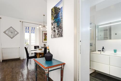 une cuisine et une salle à manger avec une table et une salle à manger dans l'établissement MASSENA - Agréable 3 pièces - Plein coeur de Menton, à Menton