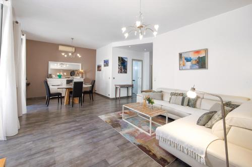 un salon avec un canapé et une table dans l'établissement MASSENA - Agréable 3 pièces - Plein coeur de Menton, à Menton