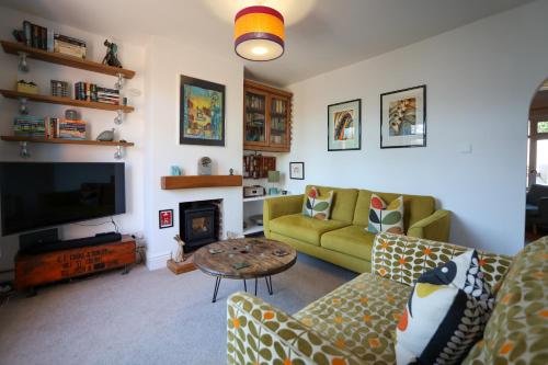 a living room with a couch and a tv at Vibrant 2 Bed, 2 Bath Home, Just Minutes to Town! in Ross on Wye