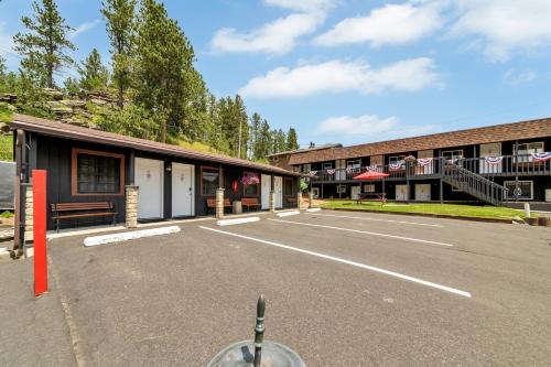 ヒル・シティにあるLantern Innの建物の前の空の駐車場