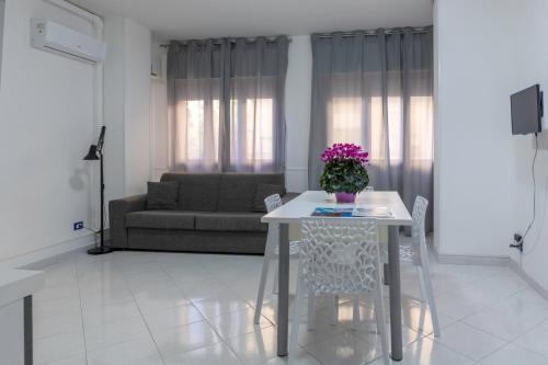 a living room with a table and a couch at Appartamenti DueC in Trapani