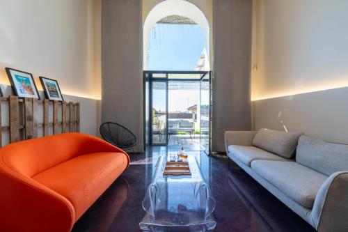 un salon avec un canapé et une table dans l'établissement 1-Br 75m Duplex with Pool, à Cannes