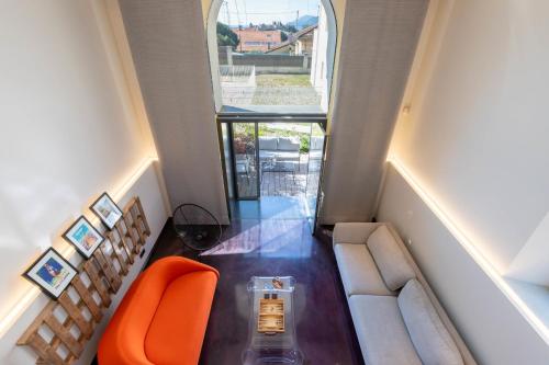 - un salon avec un canapé orange et une fenêtre dans l'établissement 1-Br 75m Duplex with Pool, à Cannes
