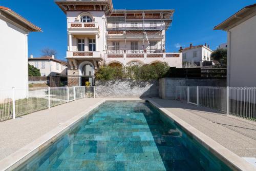 une maison avec piscine devant un immeuble dans l'établissement 1-Br 75m Duplex with Pool, à Cannes