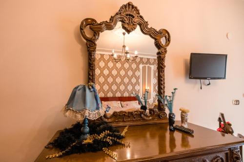 an ornate mirror on top of a table at Casa vacanza da Giuseppe in Leonforte