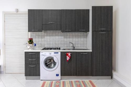 a kitchen with a washing machine in a kitchen at Appartamenti DueC in Trapani