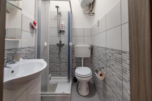 a small bathroom with a toilet and a sink at Casa vacanza da Giuseppe in Leonforte