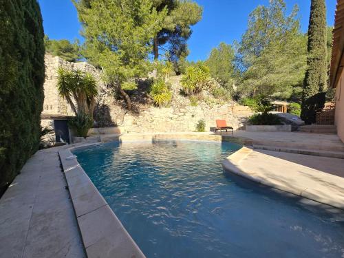 une piscine au milieu d'une cour dans l'établissement Villa rénovée avec Piscine Carry Le Rouet 180m2 4 Chambres, à Carry-le-Rouet