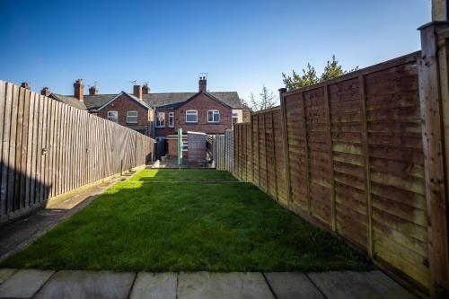 a garden with a wooden fence and green grass at Vibrant 2 Bed, 2 Bath Home, Just Minutes to Town! in Ross on Wye
